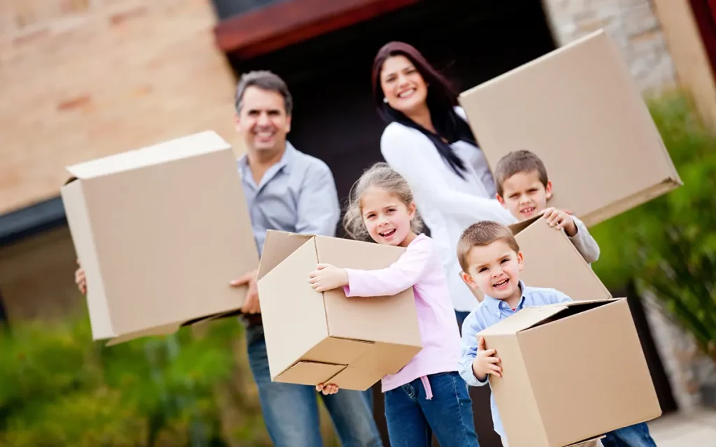 Umzug mit Kindern neues Zuhause Familie